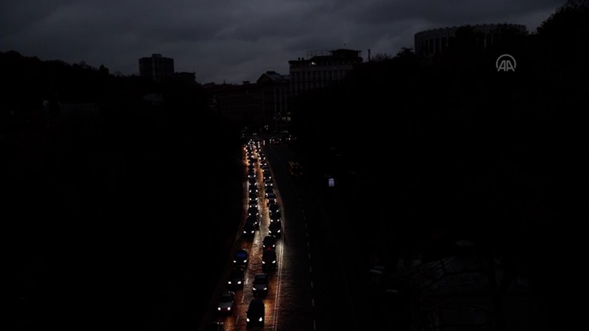 Všude tma, svítí jen auta. Ukrajina zahájila řízené výpadky proudu